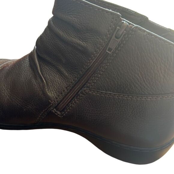 Clarks Women's Brown Leather Ruched Ankle Boots Side Zip Comfort Wedge - Picture 3 of 9